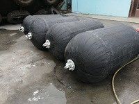 Kalite Sling Tipi Pnömatik Çamurluk Koruyucu Ekipman Kauçuk Rıhtım Çamurluğu Fabrika