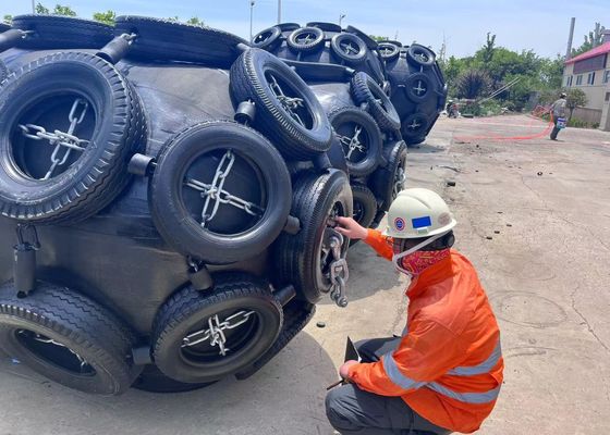 Kalite Tekne Yüksek Enerji Emme Siyah Renk için 4500x9000mm 50Kpa Pnömatik Çamurluklar Fabrika
