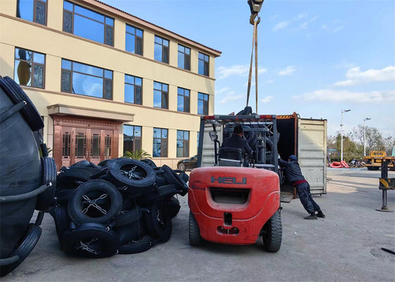 Kalite Yüzen Yapı 2.0*3.5-2.5*4.0m ISO17357 Gemi Gemi 50kpa/80kpa Pnömatik Yokohama Kauçuk Fender Fabrika