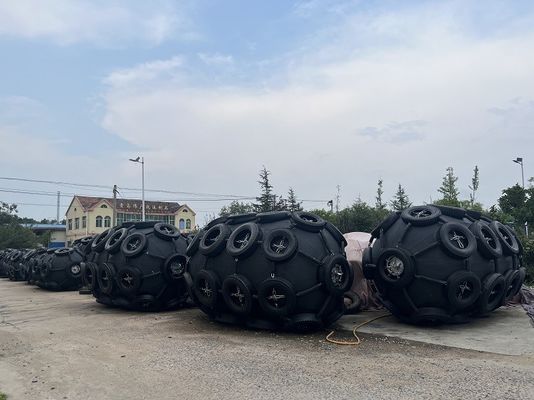 Kalite 80KPa Yüksek dayanıklı ve uzun ömürlü, gemi yataklığı için deniz lastik fenderleri Fabrika