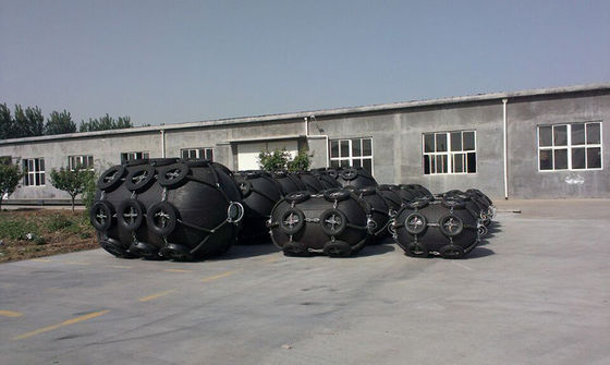 Kalite Doğal Kauçuk Yüzer Şişme Deniz Çamurluğu Pnömatik Tip Çamurluklar Yokohama Fabrika