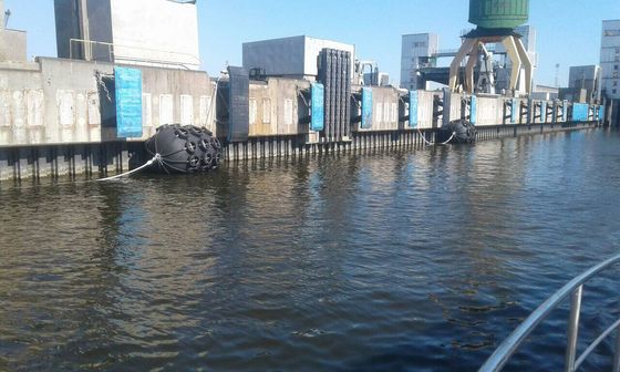 Kalite Marine Iso 17357 Sertifikalı Yokohama Kauçuk Çamurluk 50kpa D1.5M*L3.0M Fabrika