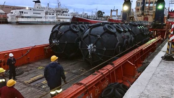 Kalite 50KPA Boyut D2.5 * L4 Deniz Pnömatik Kauçuk Çamurluk Şişme Yüzer Bot Fabrika